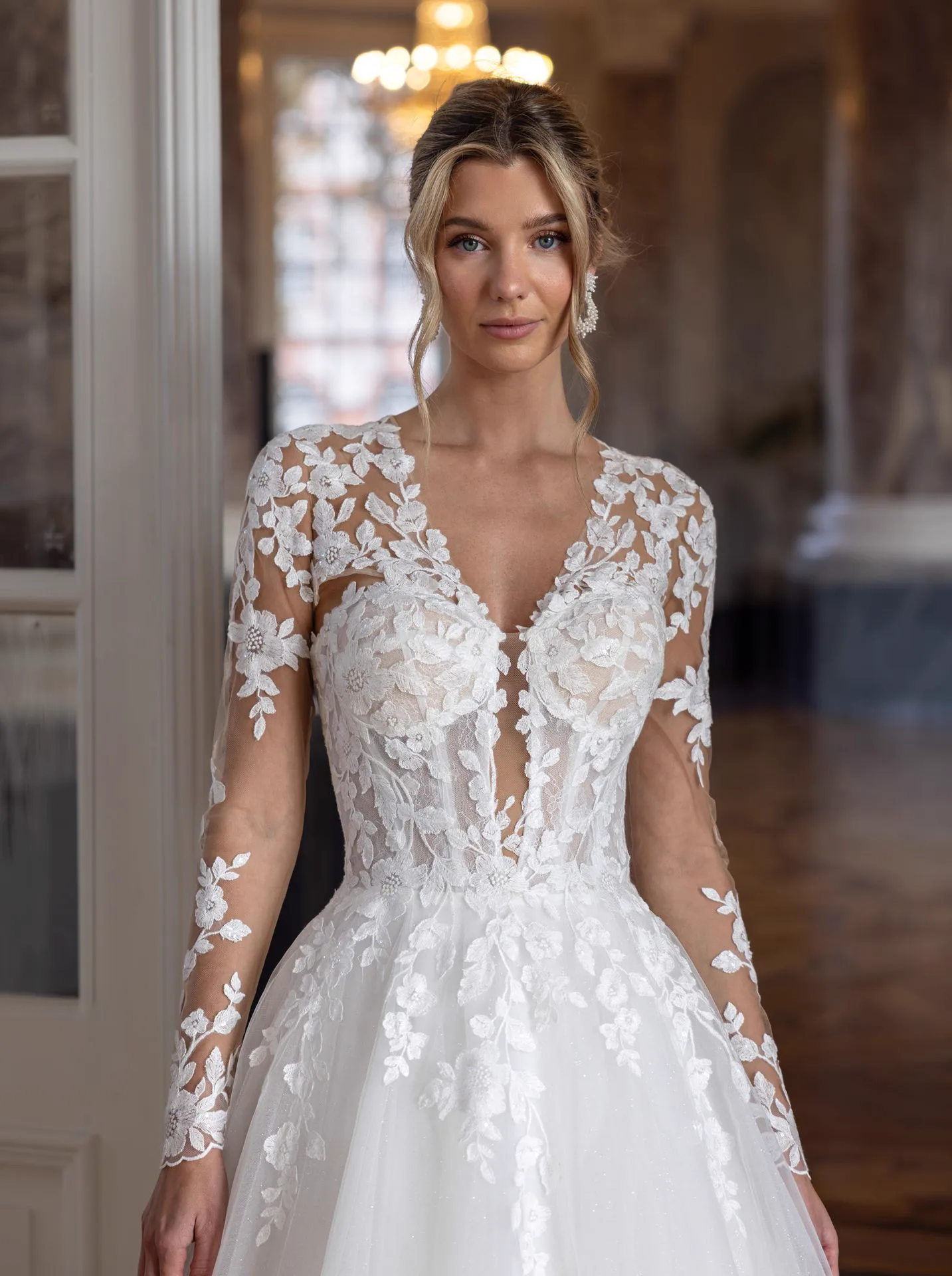 Diane Legrand De Luxe 10012 — with the V-neck lace jacket