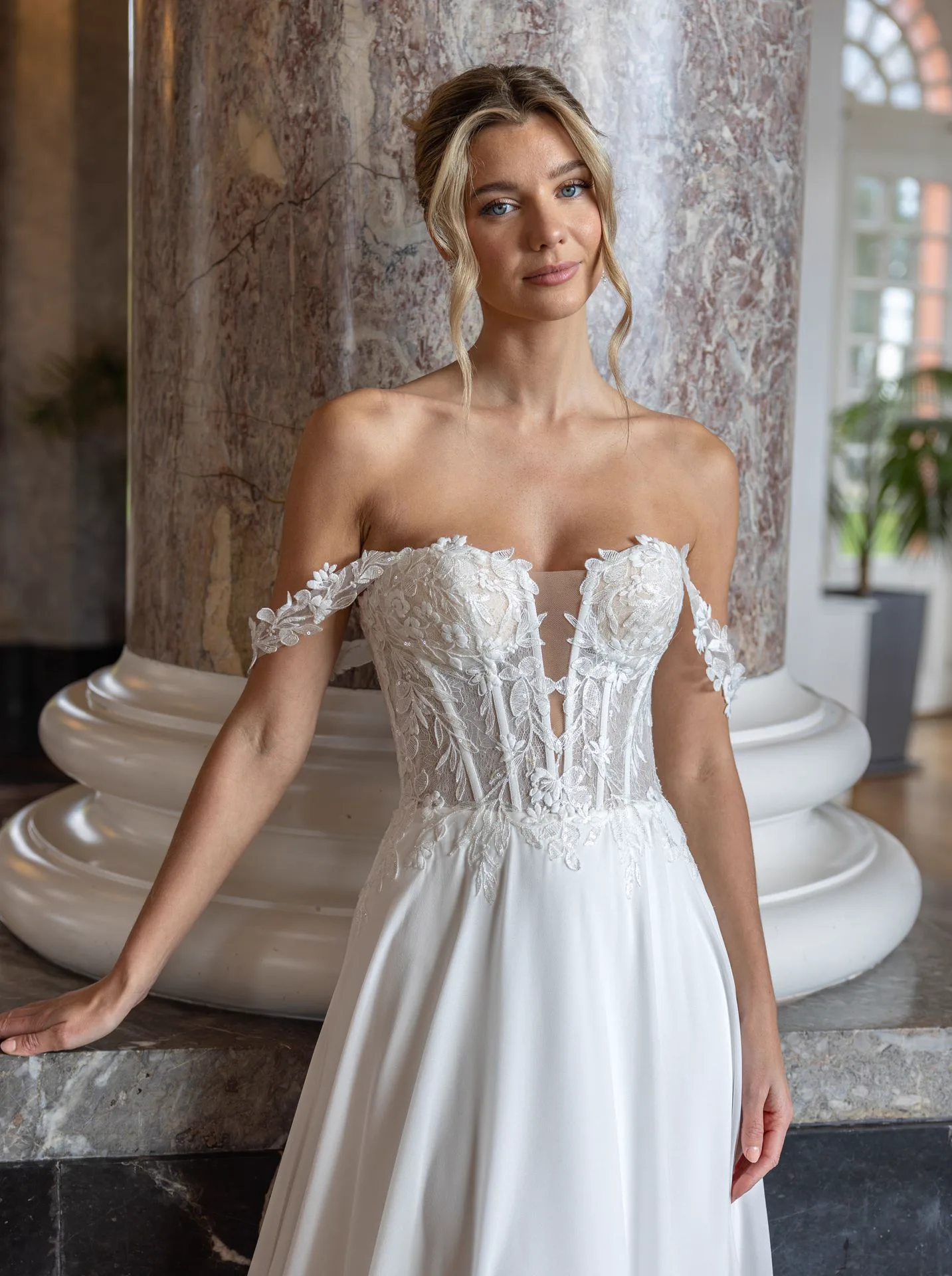 Diane Legrand De Luxe 10013 — sculpted lace bodice detail