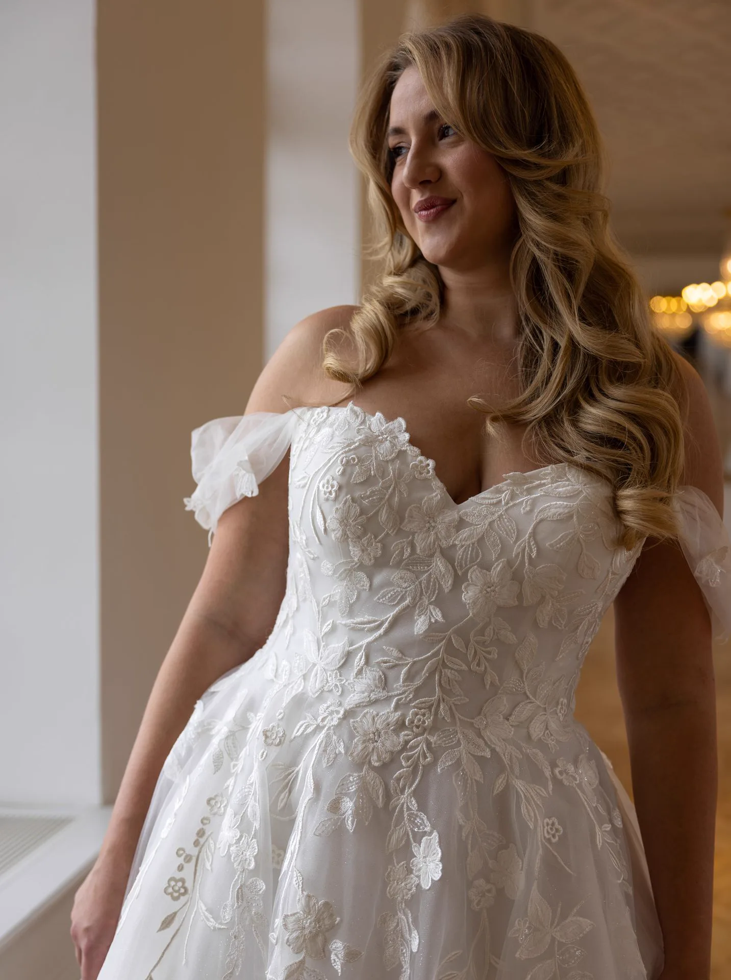 Diane Legrand De Luxe 10007 — off-shoulder portrait