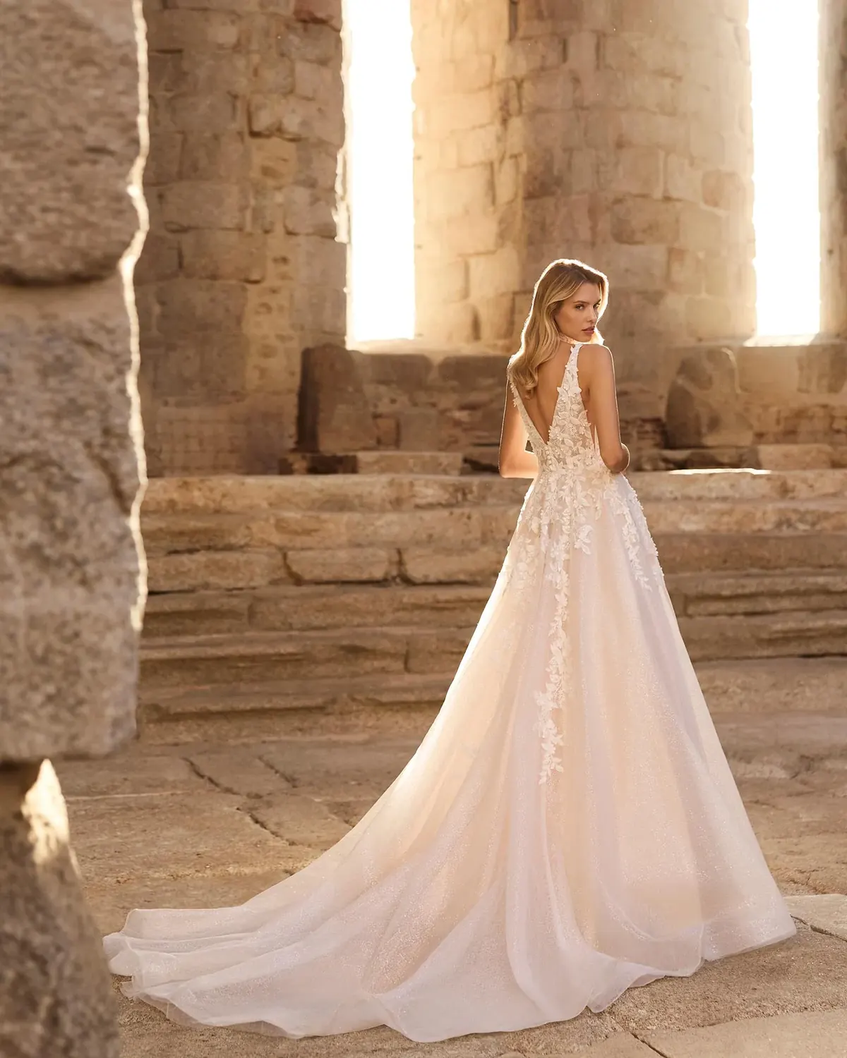 Adriana Alier Perseo 2N29 wedding dress — open V-back and straps, alternative back view