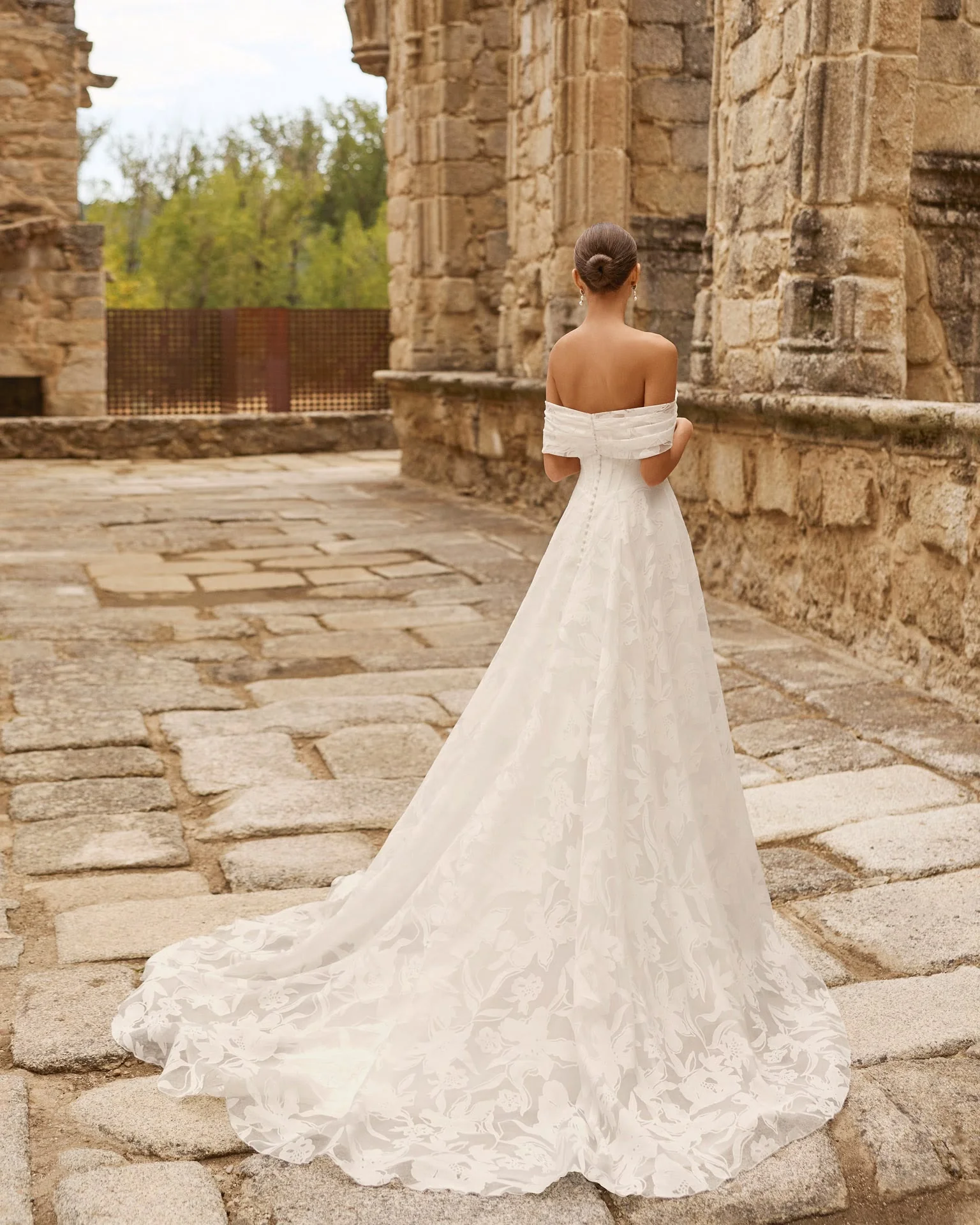 Adriana Alier Piscilo 2N39 wedding dress — back view