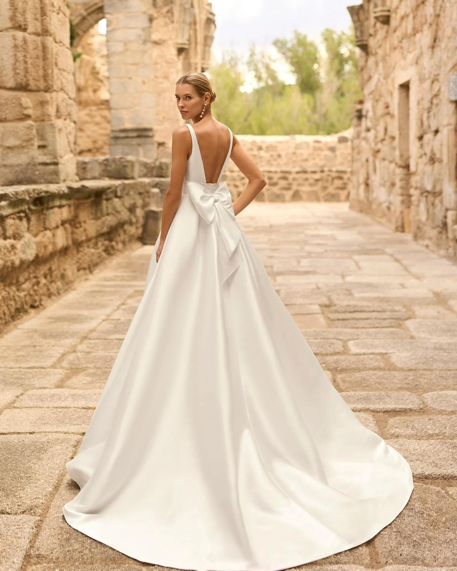Adriana Alier Porto wedding dress — back view